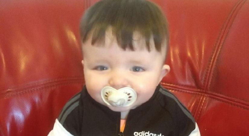 Zokogva ölelte magához halott 9 hónapos fiát az összetört szívű édesanya