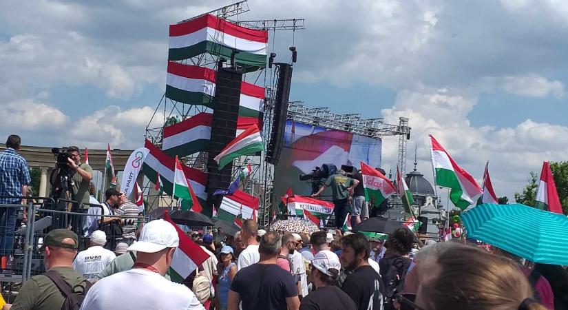 A Hősök tere megtöltésére készül Magyar Péter