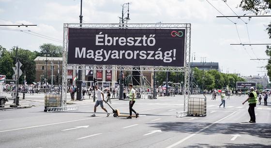 Indul Magyar Péter utolsó nagy erődemonstrációja - percről percre híreink a Hősök teréről