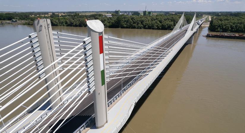 Kerékpárút is épült a Kalocsát és Paksot összekötő, új Duna-hídon