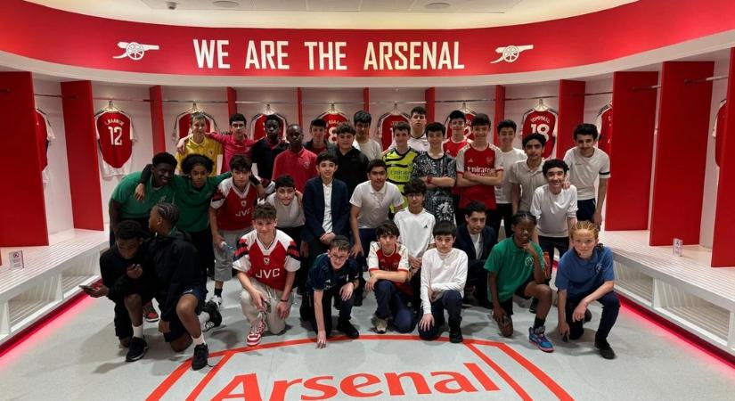 Zsidó, muszlim és keresztény gyerekek fociztak együtt az Arsenal stadionjában