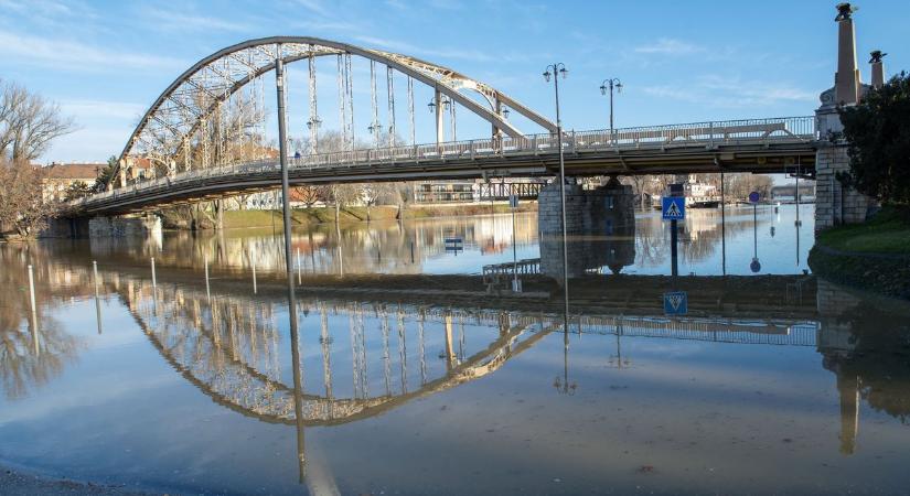 Így lett vízibicikli a kétkerekűből: még az áradó Duna sem állhatta útját a bringásnak – videó
