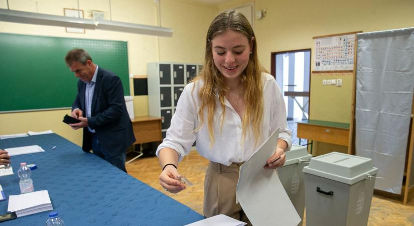 Először szavazott Szemerey Szinta, Szemereyné Pataki Klaudia polgármester lánya – videóval