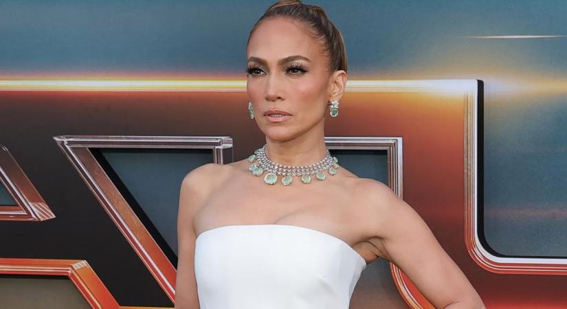 Pokoli részletek az Atlasról: Jennifer Lopez színésztársának szemét valójában is kigúvasztották - videó