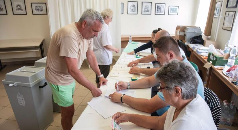 Egymásnak adják a kilincset a szavazók Berettyóújfaluban is – fotókkal