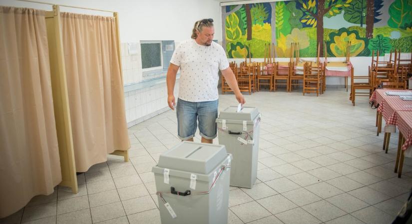 A déli harangszó sokakat ért a szavazófülkében