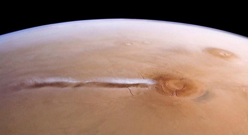 Így néz ki egy 1500 km hosszan elnyúló felhő a Marson, amit egy 20 km magas vulkán váltott ki