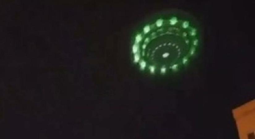 Hatalmas zöld UFO jelent meg az utcán, mindent rögzített a kamera
