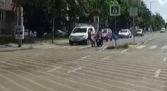 A zebrán csapta el a figyelmetlen motoros a gyalogost - videó
