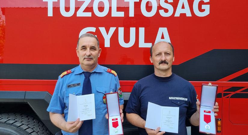Három évtizede szolgálnak tűzoltóként, elismerésben részesültek