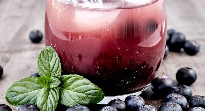Hűsítő, nyári áfonyás koktél: gin az alapja