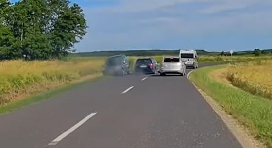 Érthetetlen előzésbe kezdett egy autós, hatalmasat kellett mentenie a szemből érkezőnek – videó
