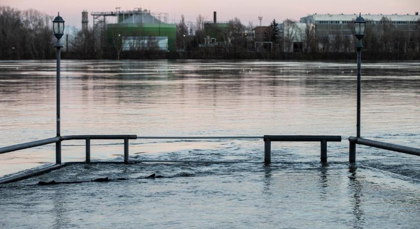 Hömpölygő folyóvá vált az utca egy Vas vármegyei településen - videó