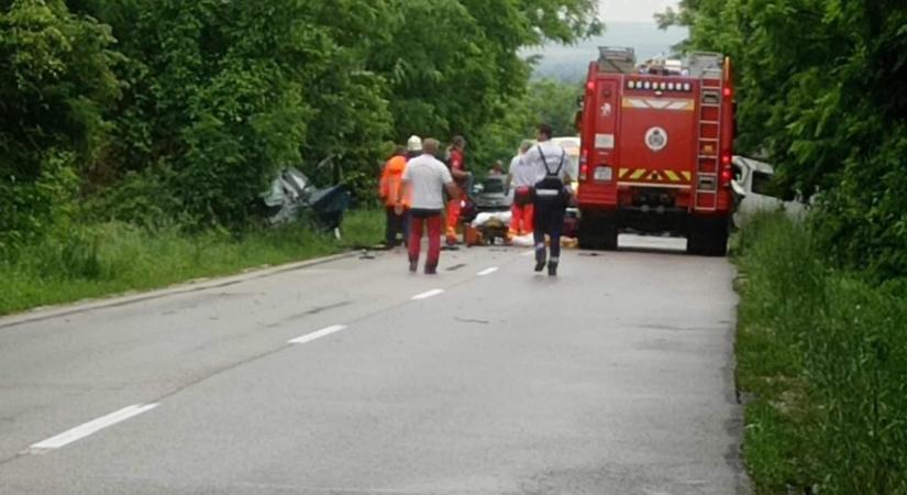 Helyszíni fotón a súlyos baleset: mentőhelikopter is a helyszínre érkezett