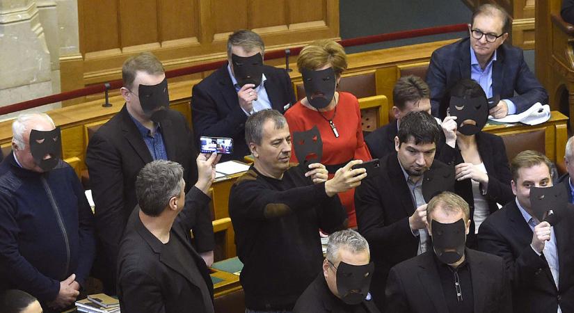 Elképesztő: még ma is ott ült a Parlamentben az ellenzék