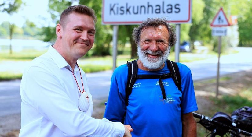 Negyven napig gyalogolt a németországi testvérvárosból Kiskunhalasig a veterán túrázó – galériával