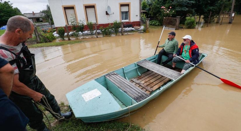 Csákánydoroszlóban két embert mentettek ki csónakkal - fotók