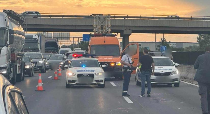 Autós üldözés az M0-son: három kocsit zúzott le menekülés közben az ámokfutó autótolvaj