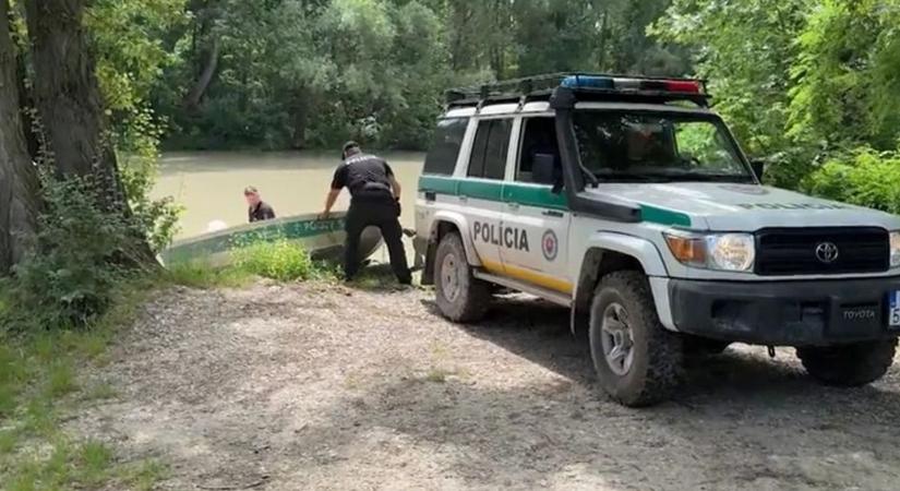 Ruhadarab lebegett a Dunán, egy megkötözött halott férfit sokkolta a kajakosokat