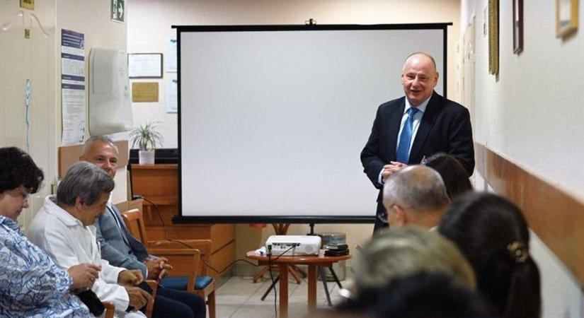 Újabb egyetemi klinikákba látogatott a kuratórium