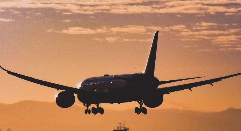 Felháborító: egy részeg utas szexuálisan bántalmazott egy anyukát a repülőn