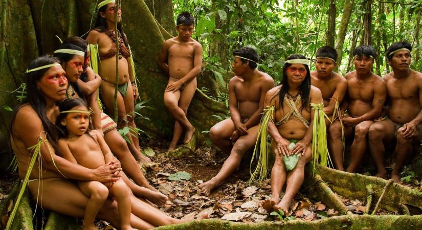 Internethez jutott az évezredek óta elszigetelt törzs: tagjai pornó- és közösségimédia-függők lettek
