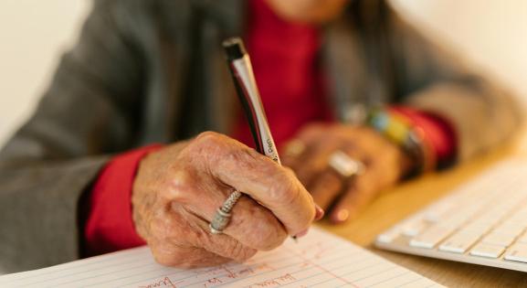 Ez az idős hölgy 100 éves elmúlt, de még könyveket ír