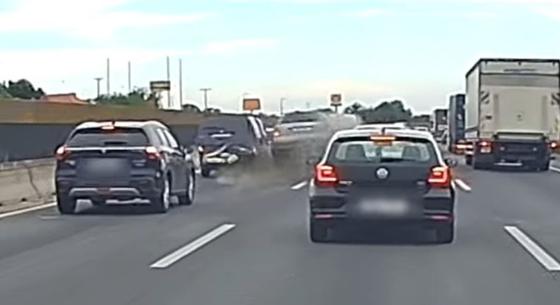Az M0-son araszoló kocsik közé csapódott egy rendőrök elől menekülő Audi - videó