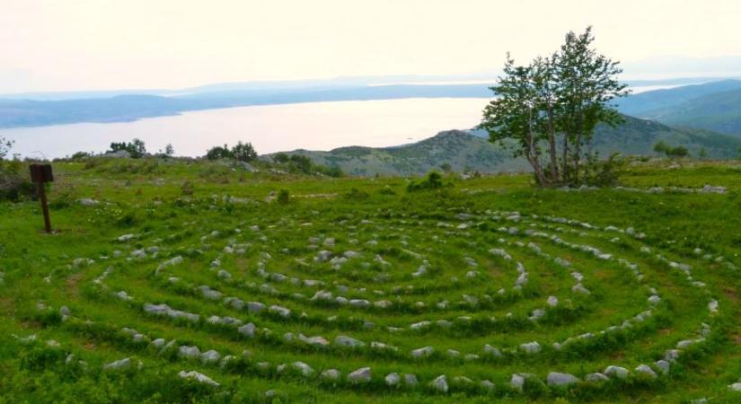 Novi Vinodolski Mennyei Labirintusai – Egy meditatív úti cél