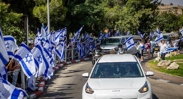 “Izrael hőse” – ezrek búcsúztatták a túszok kiszabadítása közben elesett parancsnokot