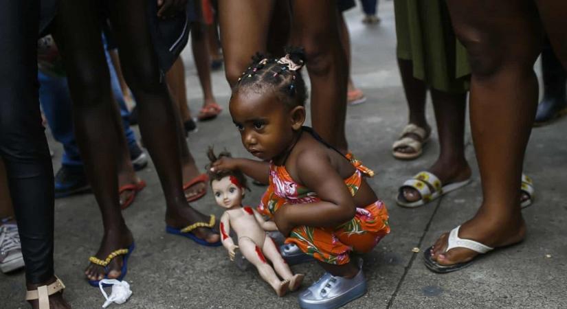 Drámai fotókon, ahogy egy kislány tüntet a véresre festett babájával