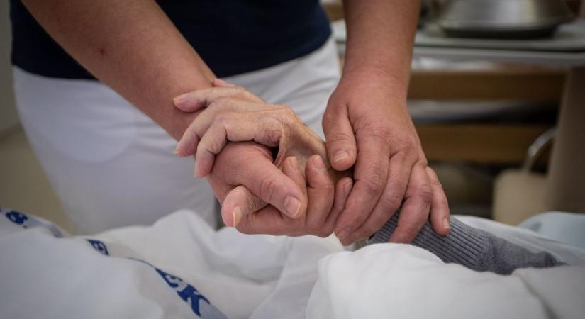 Egy orvos elmondta, miért kell fognunk a haldokló szeretteink kezét
