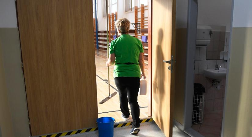 Tanárokból takarítók: nem becsüljük a külföldi munkaerőt