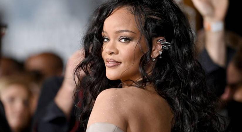 Rihanna pár centis, göndör frizurával lépett a vörös szőnyegre: így néz ki póthaj vagy paróka nélkül
