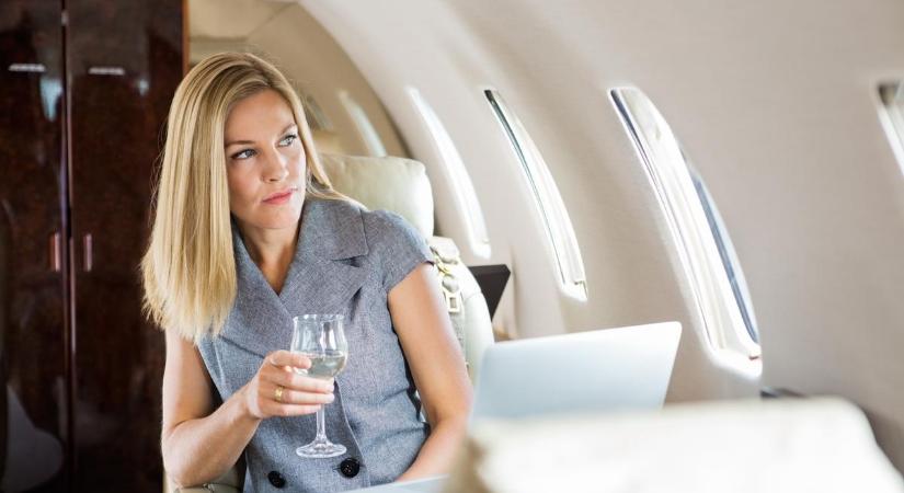Új kutatás: ezért árthat a szívnek, ha alvás előtt sokat iszunk a repülőn