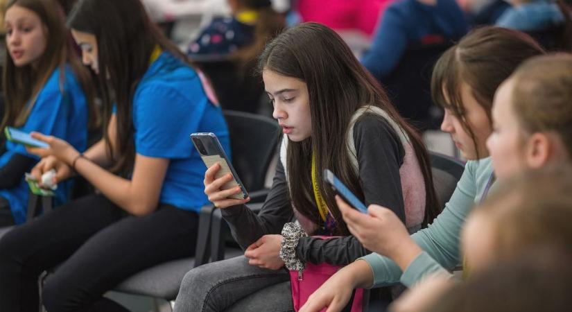 Törvény szabályozhatja az iskolai mobilhasználatot, a debreceni pedagógus szerint szükségszerű