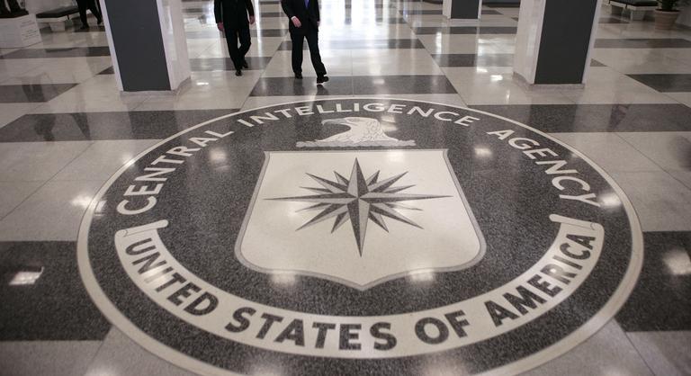 A Facebookon toboroz kémeket a CIA