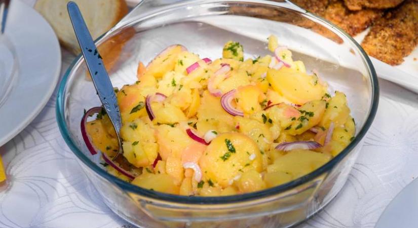 Köret és savanyúság is egyben a lila hagymás krumplisaláta: újkrumpliból még finomabb