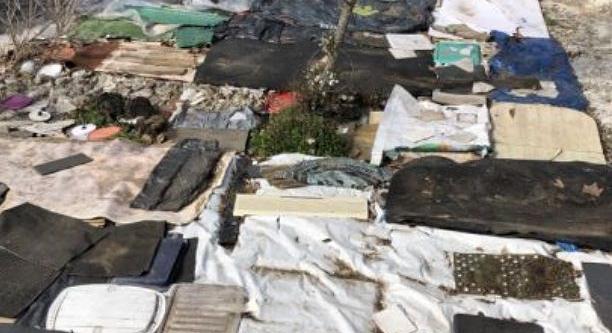 Nyolc mázsa, részben veszélyes hulladék egy debreceni ház udvarán