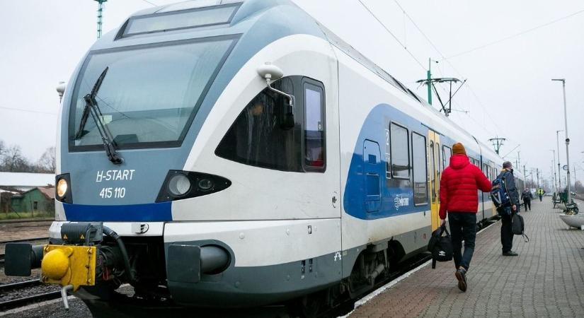 Az Egerben és Füzesabonyban vonatra, buszra várók is hallgathatnak verseket
