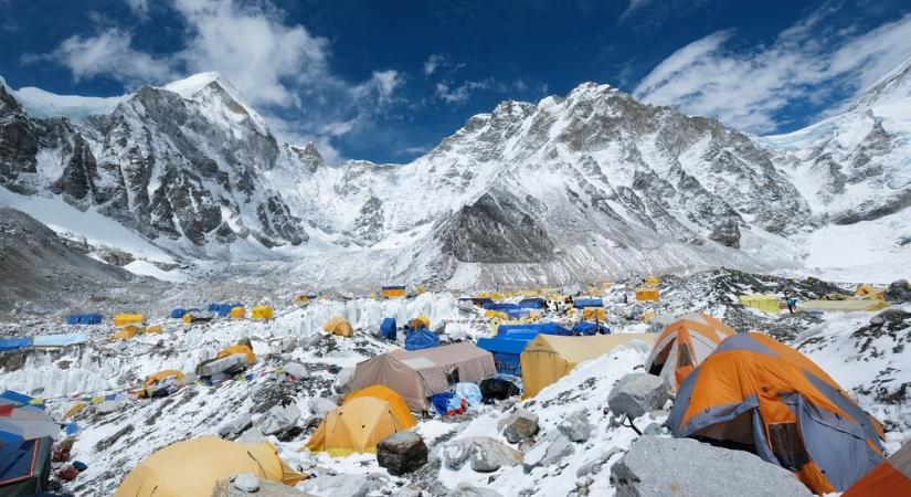 Nepáli katonákat küldtek a Mount Everestre