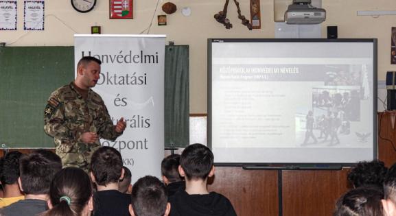 A kormány válasza a közoktatásra: katonákat képezne át tanárrá