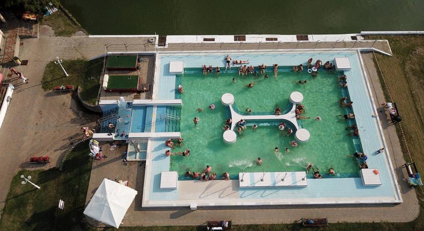 Berobban a nyárba az első alföldi vizes fesztivál, a Mizújs Babám 2024 Gyopárosfürdőn