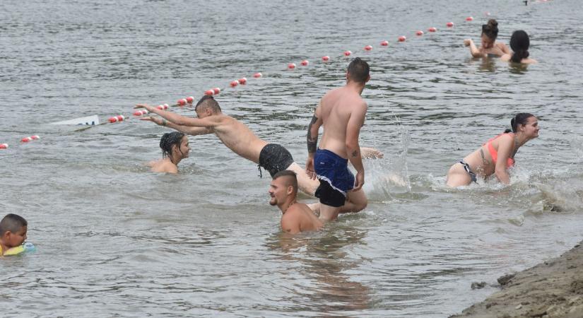 Késik a szabadstrand nyitása az árhullám miatt