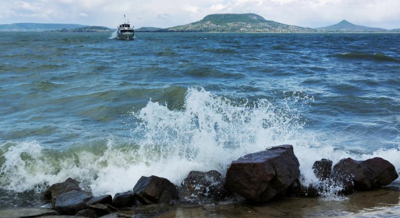 Ez se semmi: most melegebb van a Balatonban, mint a tó környékén