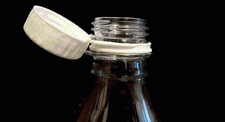 Sokakat bosszant, környezetvédelmi szempontból mégis hasznos a palackhoz rögzített kupak