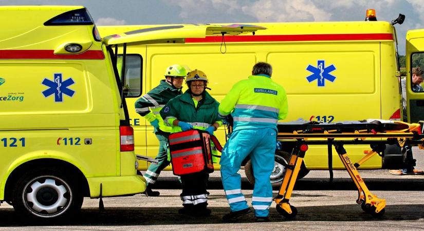 Tragédia: két kisfiúval száguldott a Heim Pál kórházba a mentő