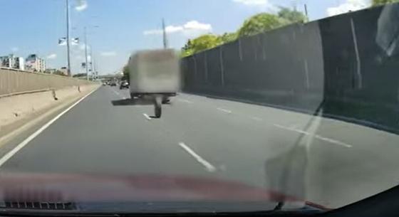 Menet közben hagyta el a kerekeit egy teherautó az M3-ason - videó
