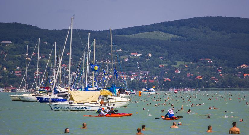 Több mint tízezer úszó hódíthatja meg a Balatont július 20-án, a Balaton-átúszáson