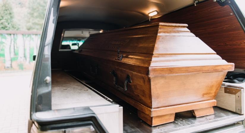 A temetésre készítették elő a holttestet: ami ezután történt, a temetkezési vállalkozók vérét is megfagyasztotta - Videó
